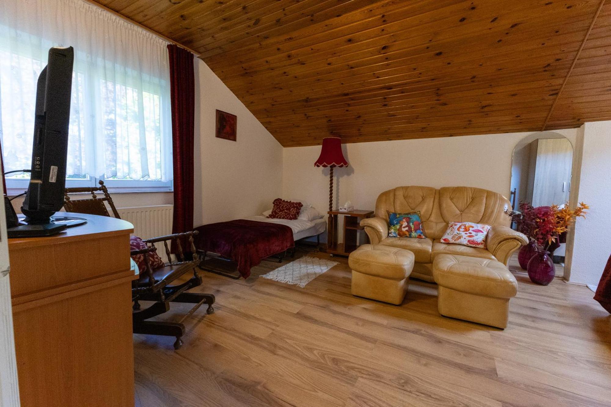 Kismokus Apartman เอ็กเกอร์ ภายนอก รูปภาพ